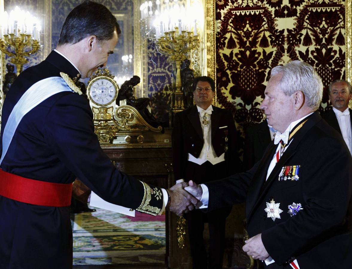 El Rey Felipe VI saludando al nuevo embajador de Chile, Francisco Javier Marambio Vial (d)