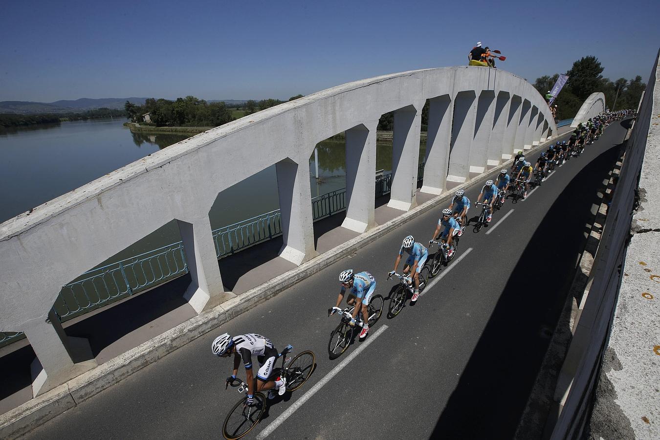 El pelotón atraviesa un puente durante la decimosegunda etapa del Tour