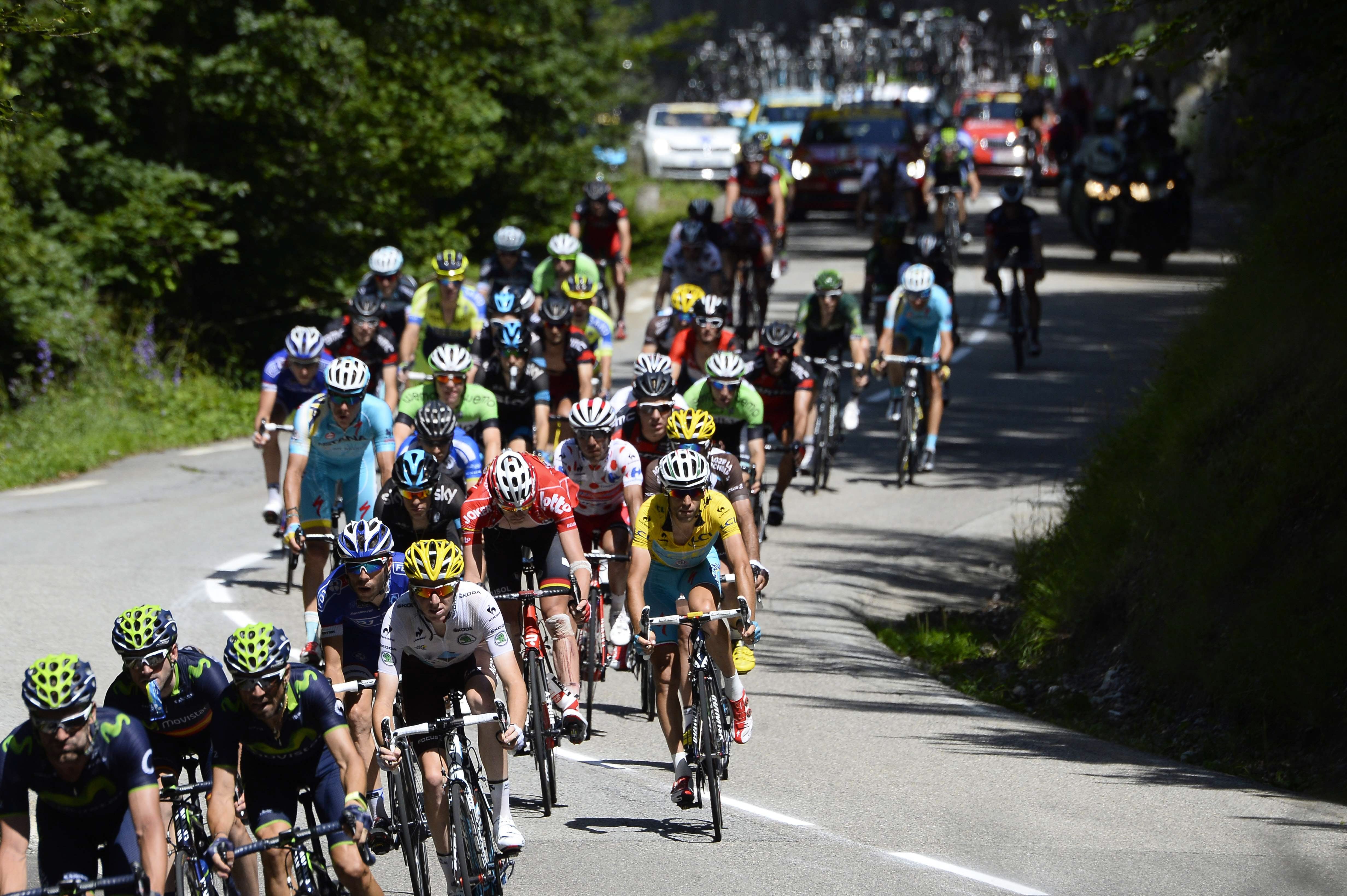 Pelotón, durante la decimotercera etapa.