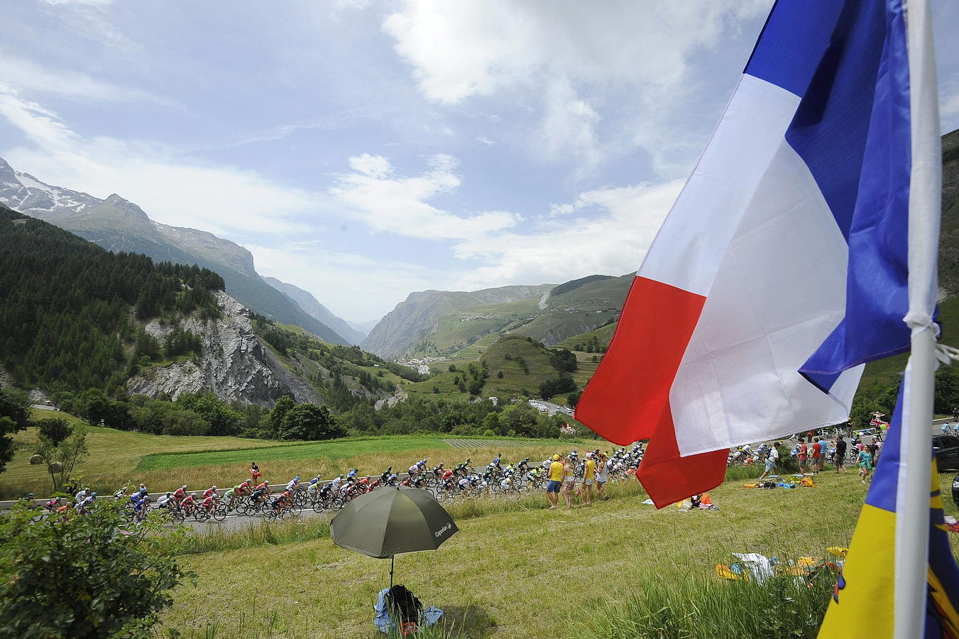 El pelotón durante la decimocuarta etapa del Tour
