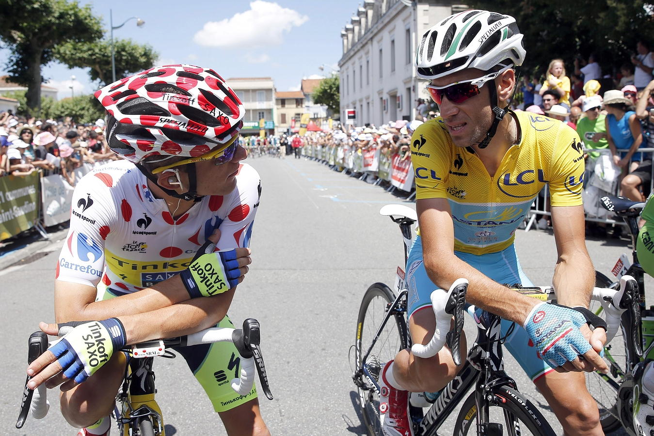 Vincenzo Nibali (dcha), conversa con Rafal Majka (izq)