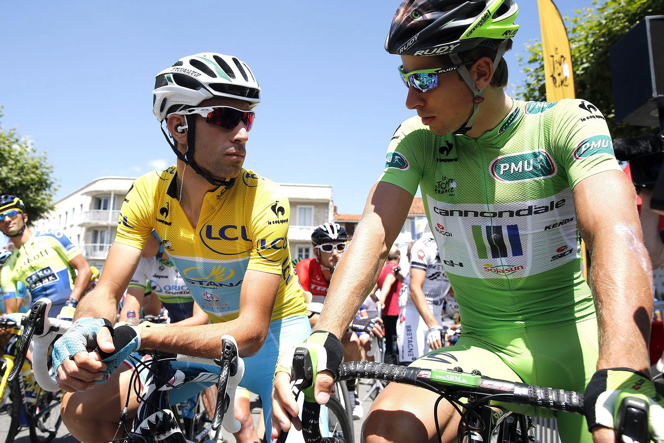 Vincenzo Nibali (izq), conversa con Peter Sagan