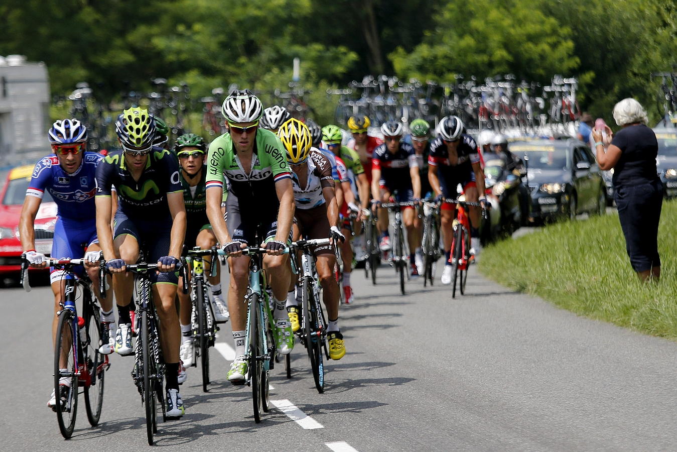 El pelotón compite en la decimoctava etapa del Tour de Francia en Benejacq