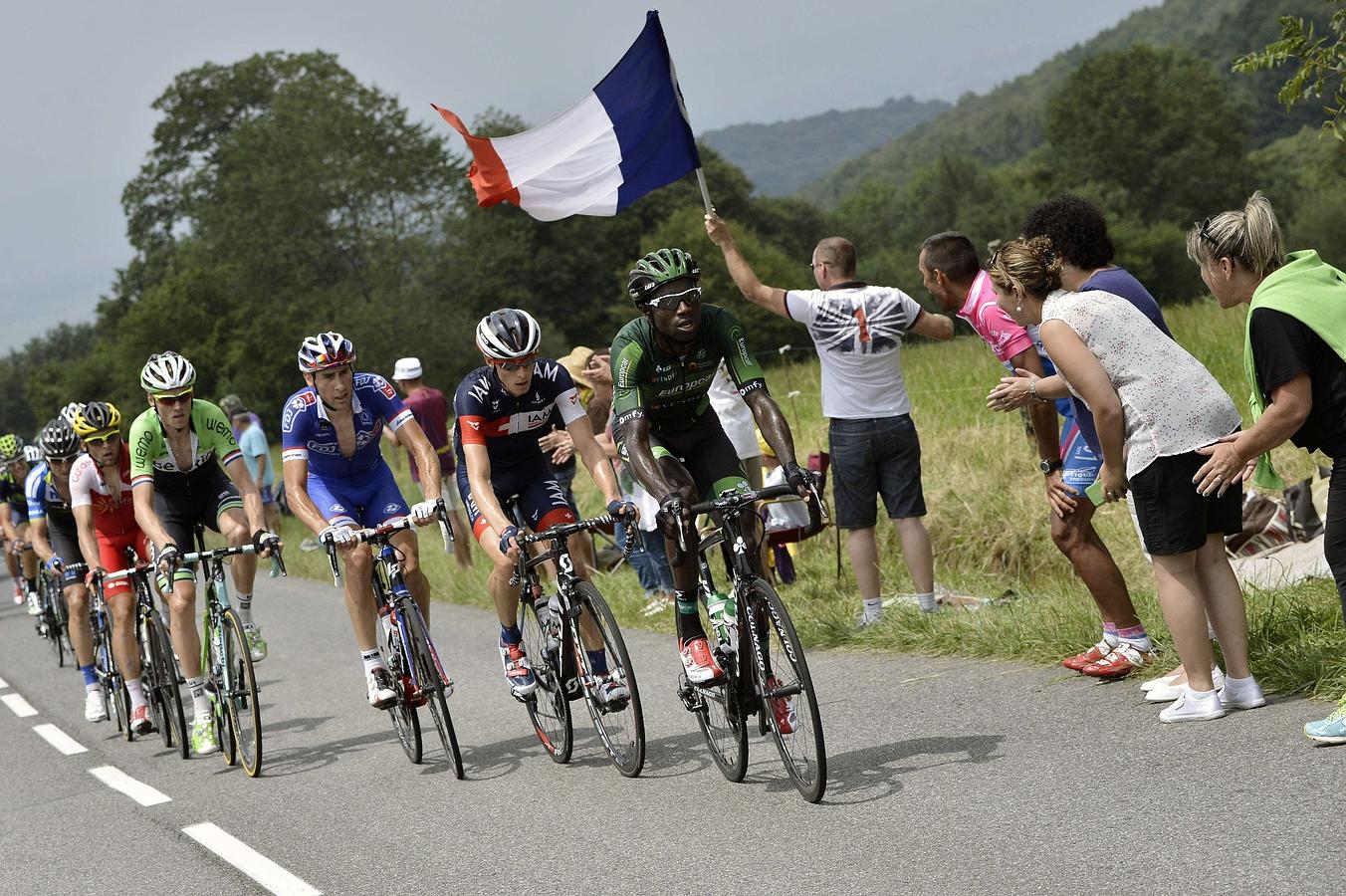 El pelotón compite en la decimoctava etapa del Tour de Francia en Benejacq