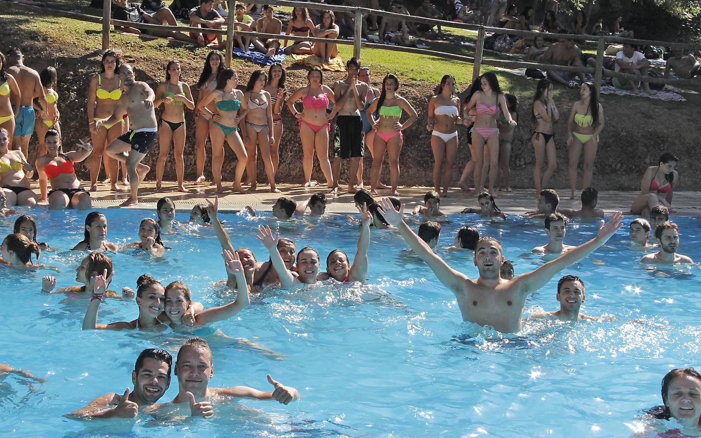 Lleno en las piscinas municipales cacereñas