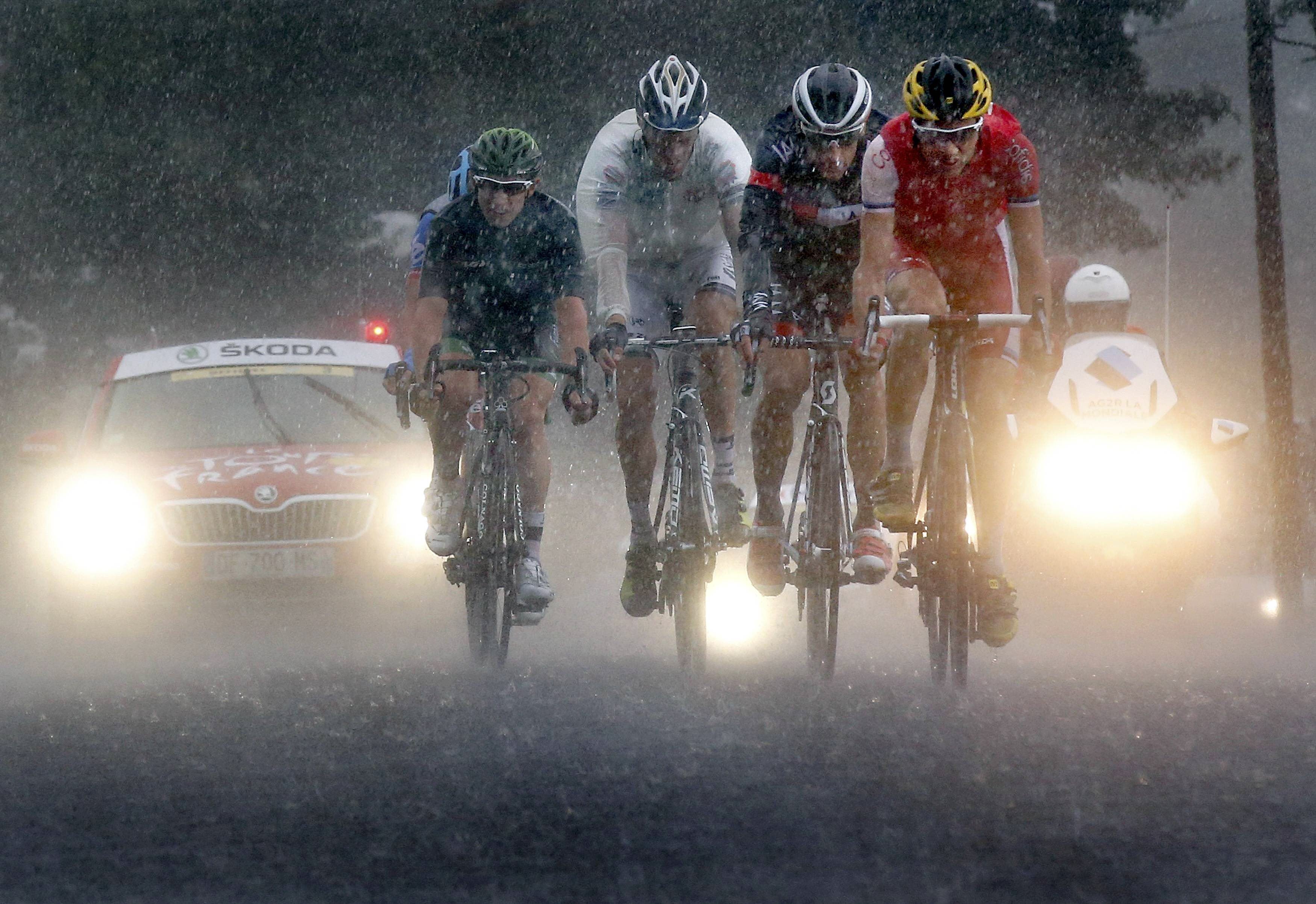Corredores bajo la lluvia en un momento de la etapa.