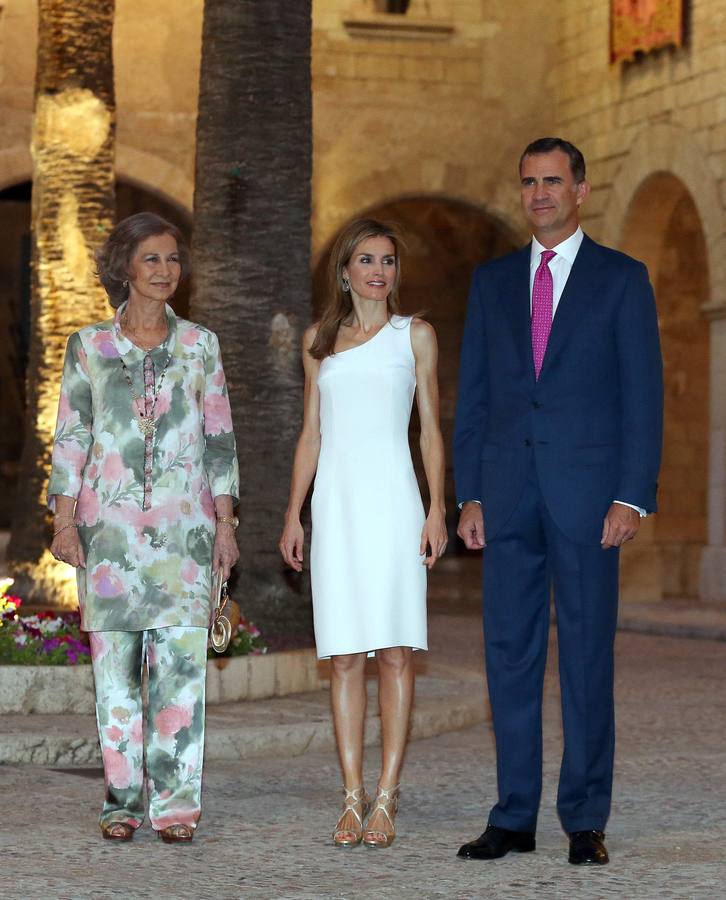 Don Felipe y doña Letizia ofrecen su primera recepción en Palma