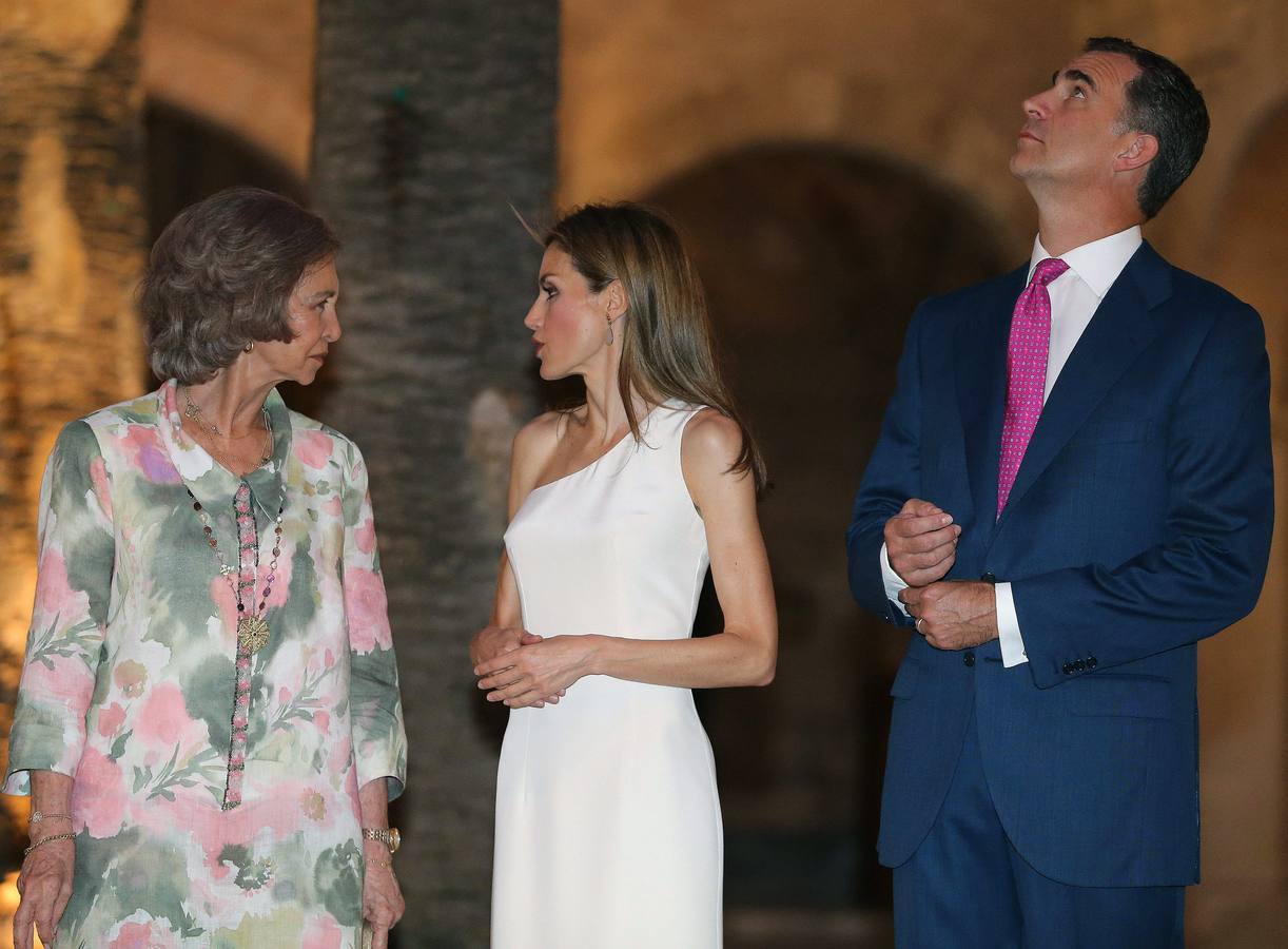 Don Felipe y doña Letizia ofrecen su primera recepción en Palma