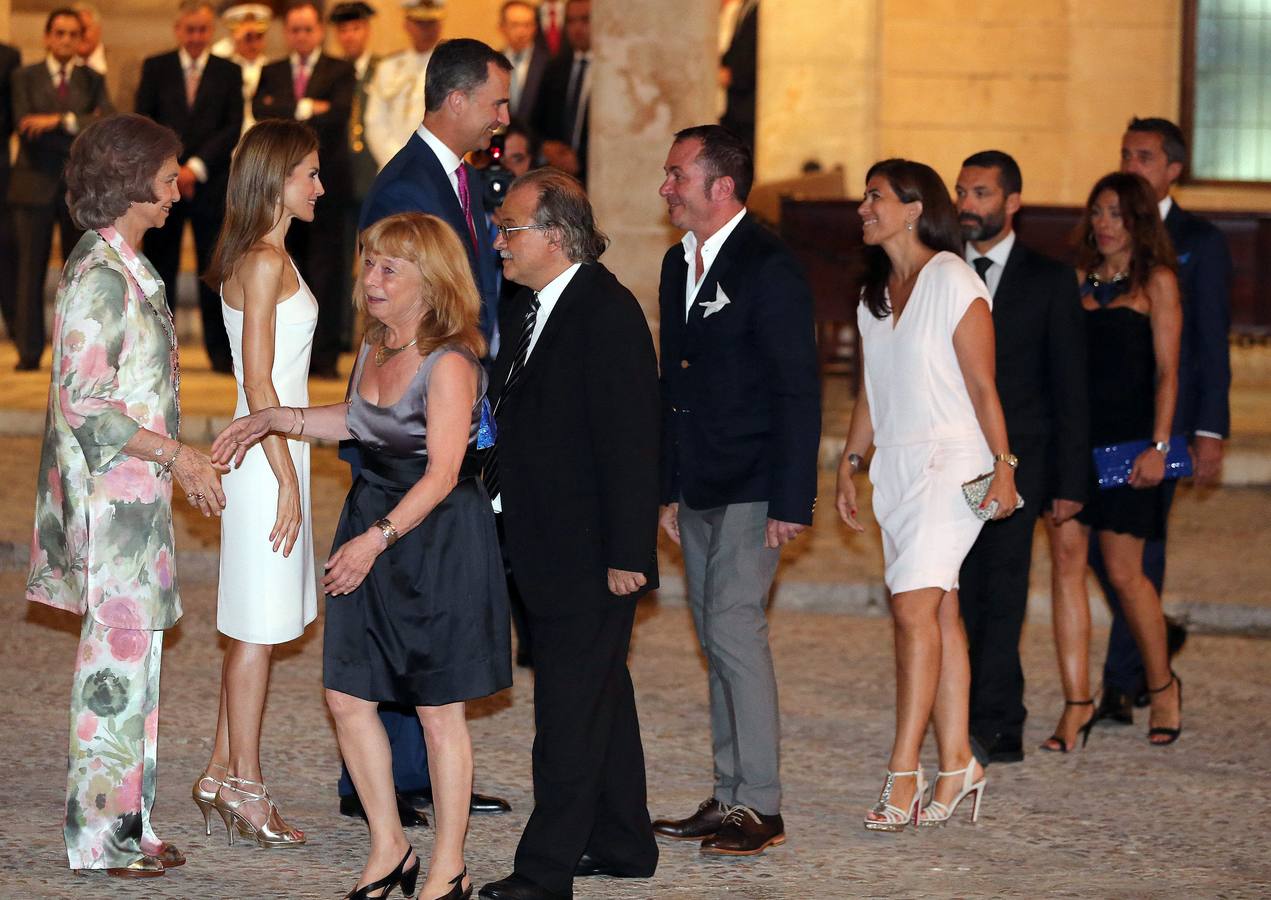 Don Felipe y doña Letizia ofrecen su primera recepción en Palma