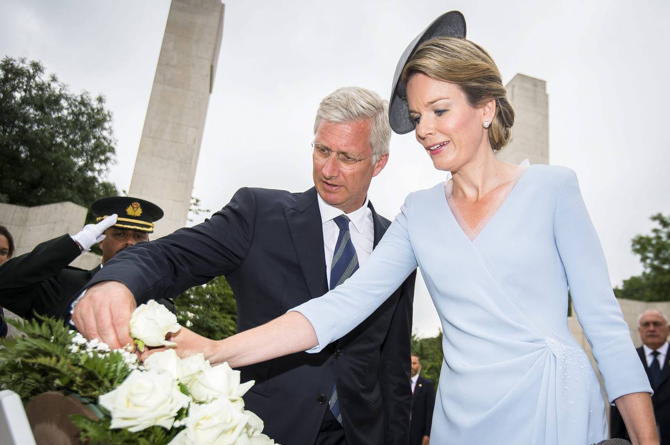 Lunes 4 de agosto: Los reyes de Bélgica Felipe (i) y Matilde (d) depositan un centro de flores durante una ceremonia que recuerda el centenario del inicio de la Primera Guerra Mundial, en el Monumento a los Aliados en Cointe, cerca de Lieja (Bélgica). EFE/Benoit Doppagne