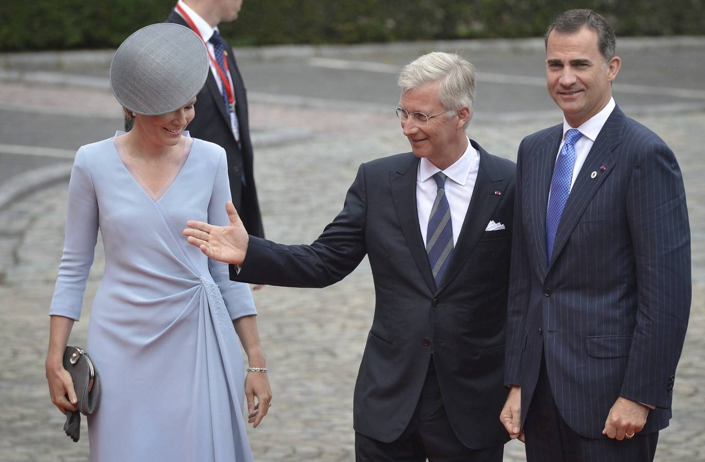 Lunes 4 de agosto: Los reyes Felipe (c) y Matilde de Bélgica, saludan al rey de España Felipe VI a su llegada a la abadía de San Lorenzo para asistir a los actos de conmemoración del centenario de la Primera Guerra Mundial, en Lieja (Bélgica). EFE/Stephanie Lecocq