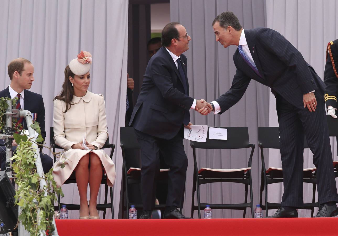 Lunes 4 de agosto: El rey Felipe VI de España (dcha) saluda al presidente francés, François Hollande (c), en presencia del príncipe Guillermo de Inglaterra (izq), y su esposa Catalina, duquesa de Cambridge, mientras participan en los actos de conmemoración del centenario de la Primera Guerra Mundial, en Lieja (Bélgica). EFE/JULIEN WARNAND.