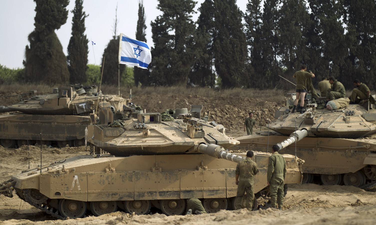 Martes 5 de agosto: Tanques Merkava se retiran de la Franja de Gaza en la frontera israelí con la Franja. EFE/Atef Safadi