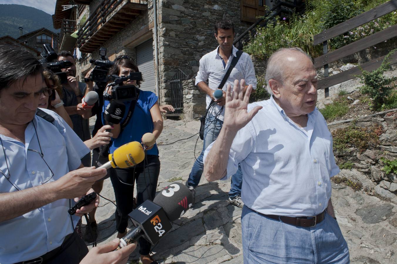 Viernes 8 de agosto: El expresidente catalán Jordi Pujol, que descansa en su residencia veraniega del municipio gerundense de Queralbs, recibió este mediodía una citación de la Agencia Tributaria que le entregaron en mano dos funcionarias. EFE/Robin Townsend