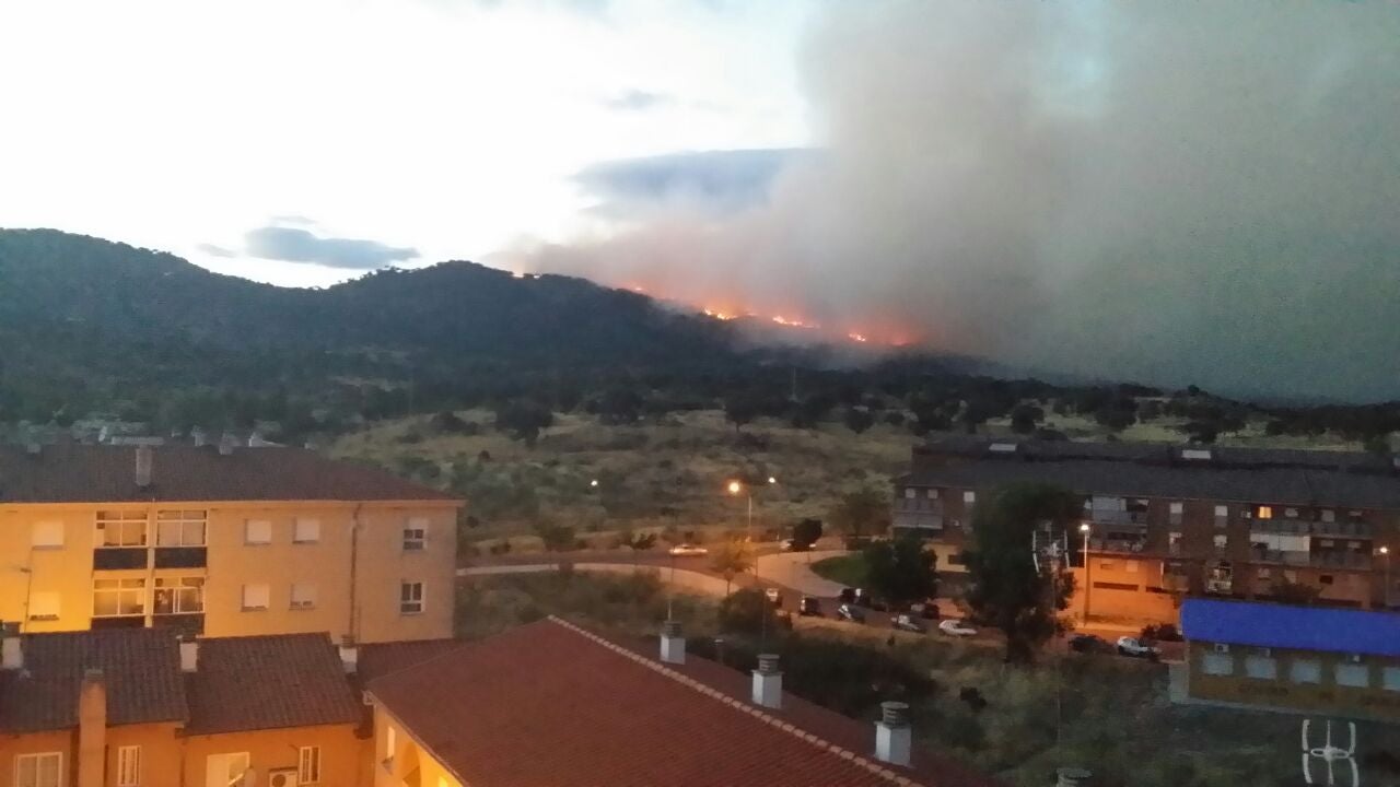 Un incendio cerca de Plasencia llega a las proximidades de Valcorchero