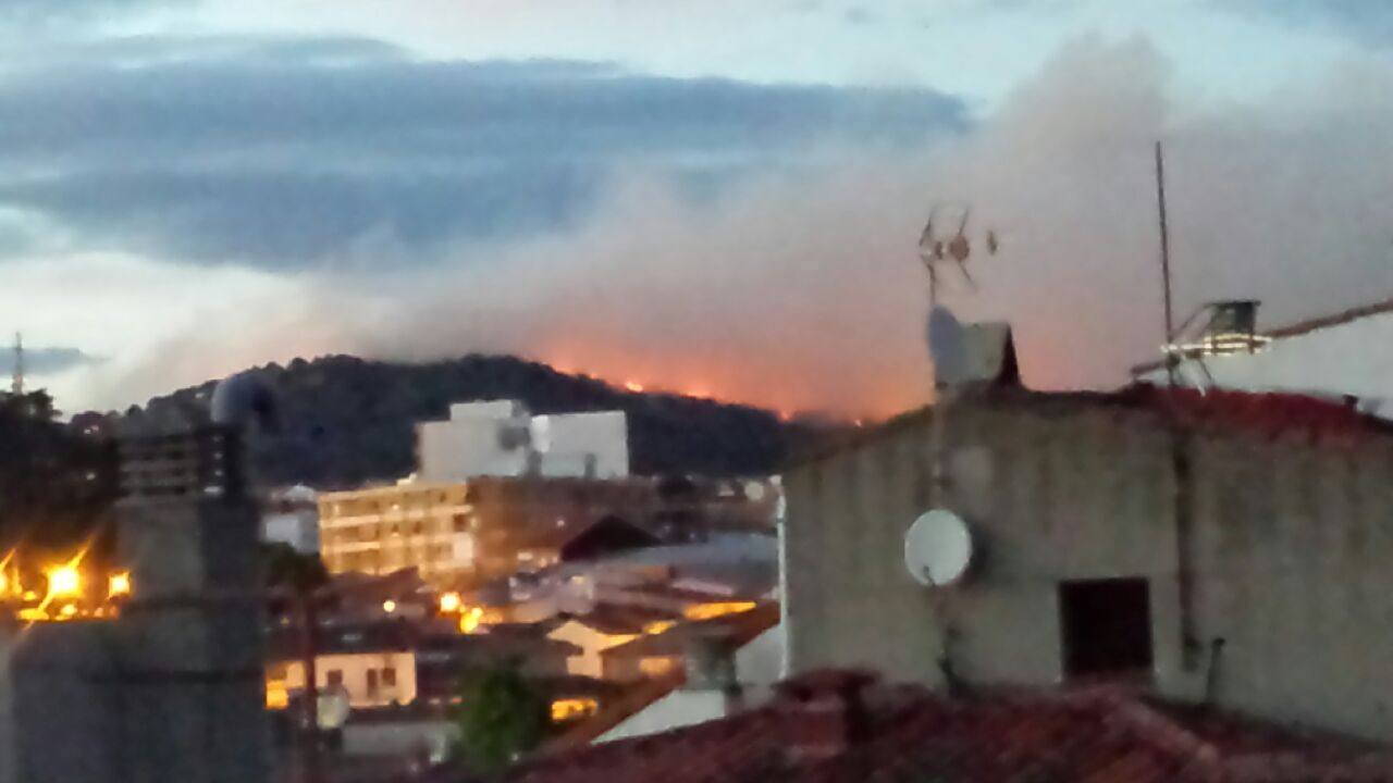 Un incendio cerca de Plasencia llega a las proximidades de Valcorchero