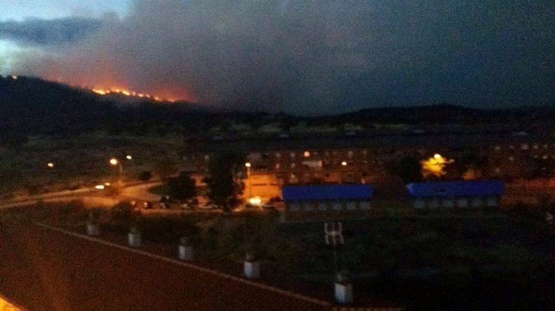 Un incendio cerca de Plasencia llega a las proximidades de Valcorchero