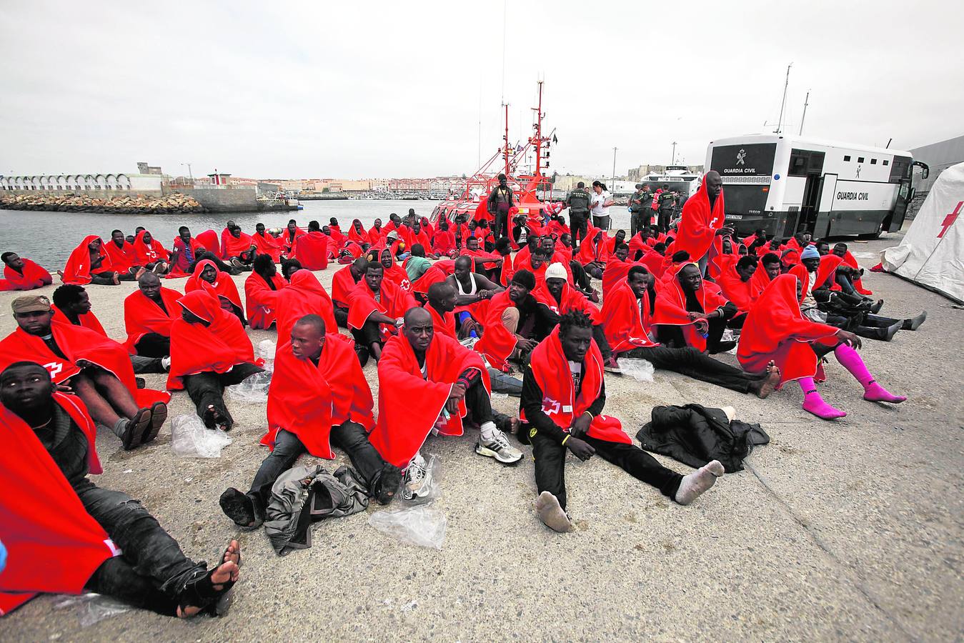 Lunes 11 de agosto: Algunos los 227 inmigrantes, en su mayoría subsaharianos, rescatados y trasladados al puerto de Tarifa por Salvamento Marítimo cuando viajaban en 23 pateras en aguas del Estrecho de Gibraltar tratando de alcanzar la Península. EFE/A.Carrasco Ragel.