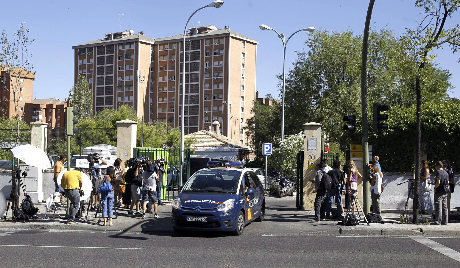 Martes 12 de agosto: Un coche de policía sale por la entrada del Hospital Carlos III de Madrid mientras la prensa espera en los alrededores, momentos después de que el religioso español Miguel Pajares, de 75 años, muriese en el centro hospitalario tras ser infectado por el virus del Ébola en Liberia. EFE/J. J. Guillén