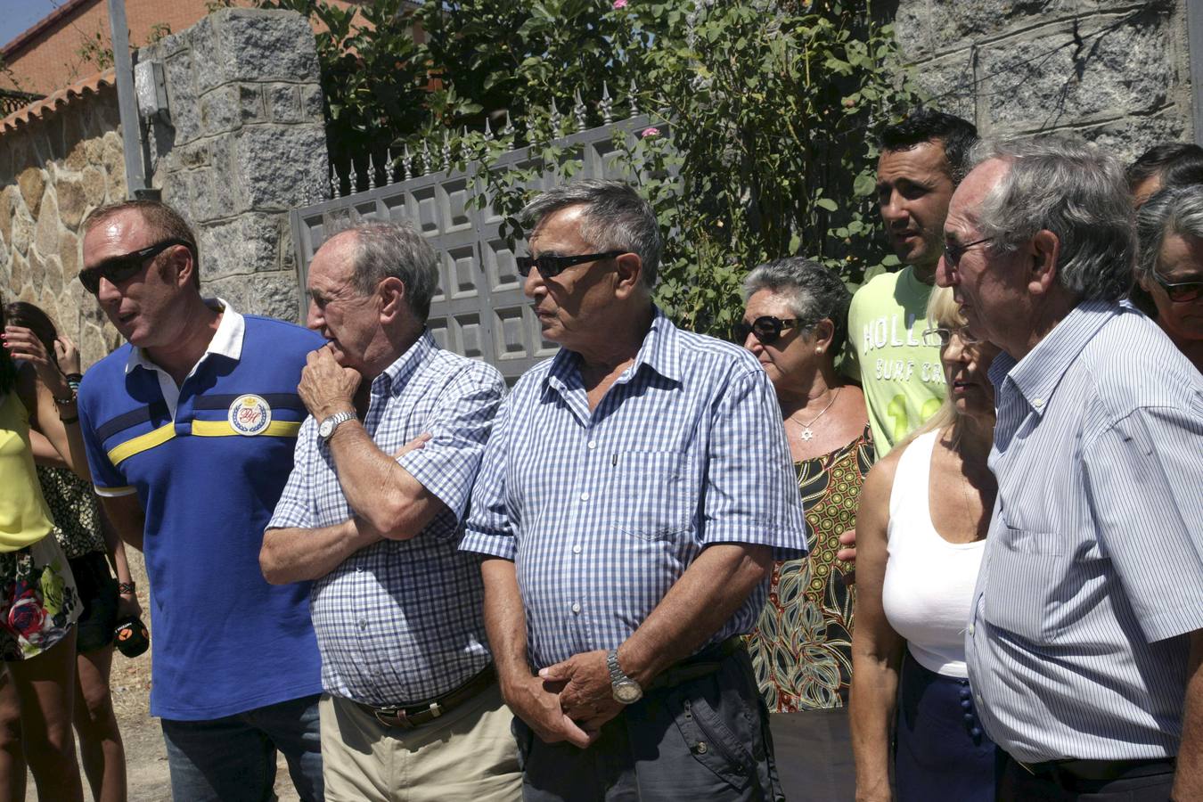 Martes 12 de agosto: Familiares del sacerdote Miguel Pajares en la localidad toledana de La Iglesuela, que ha decretado tres días de luto oficial. EFE/José Angel