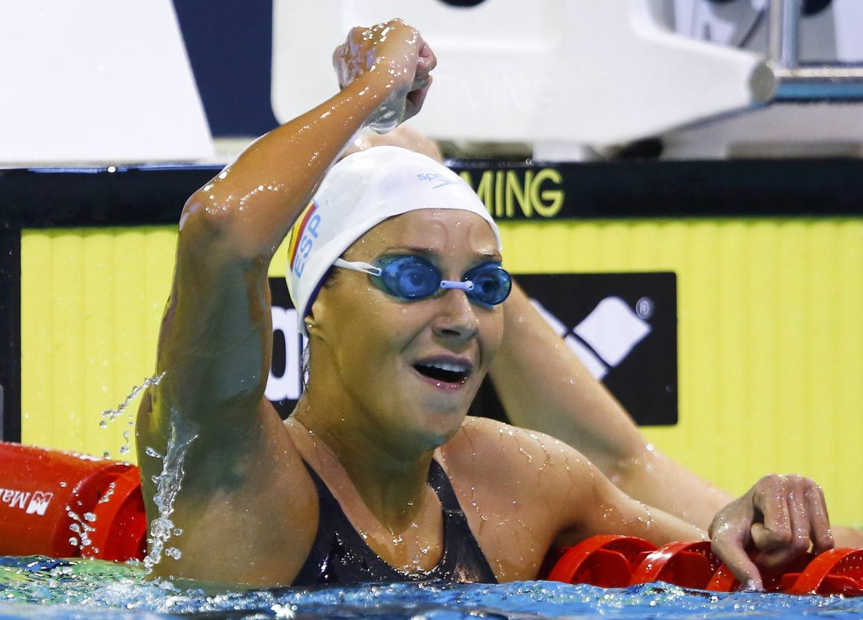 Da Rocha alza el brazo en señal de victoria por ganar los 200 metros espalda.