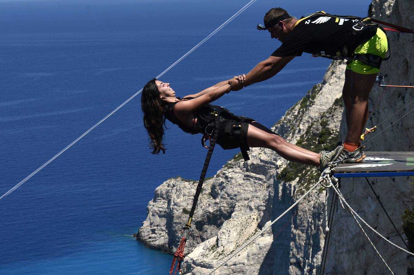 La española Marta Jamenes se prepara para saltar desde un punto elevado de la isla de Zakinthos, uno de los lugares turístico más famosos de Grecia.El objetivo del grupo es saltar desde 80 espectaculares lugares del mundo que incluyen espacios naturales como el Gran Cañón del Colorado, un complejo de cuevas en Croacia, un viaducto en Francia o un rascacielos en Las Vegas. AFP/Louisa Gouliamaki