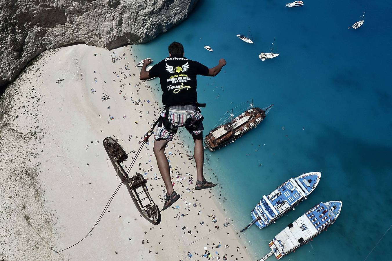 Lukas Michul, miembro del grupo 'Dream Walker' se lanza desde un punto elevado de la isla de Zakinthos, uno de los lugares turístico más famosos de Grecia.El objetivo del grupo es saltar desde 80 espectaculares lugares del mundo que incluyen espacios naturales como el Gran Cañón del Colorado, un complejo de cuevas en Croacia, un viaducto en Francia o un rascacielos en Las Vegas. AFP/Louisa Gouliamaki