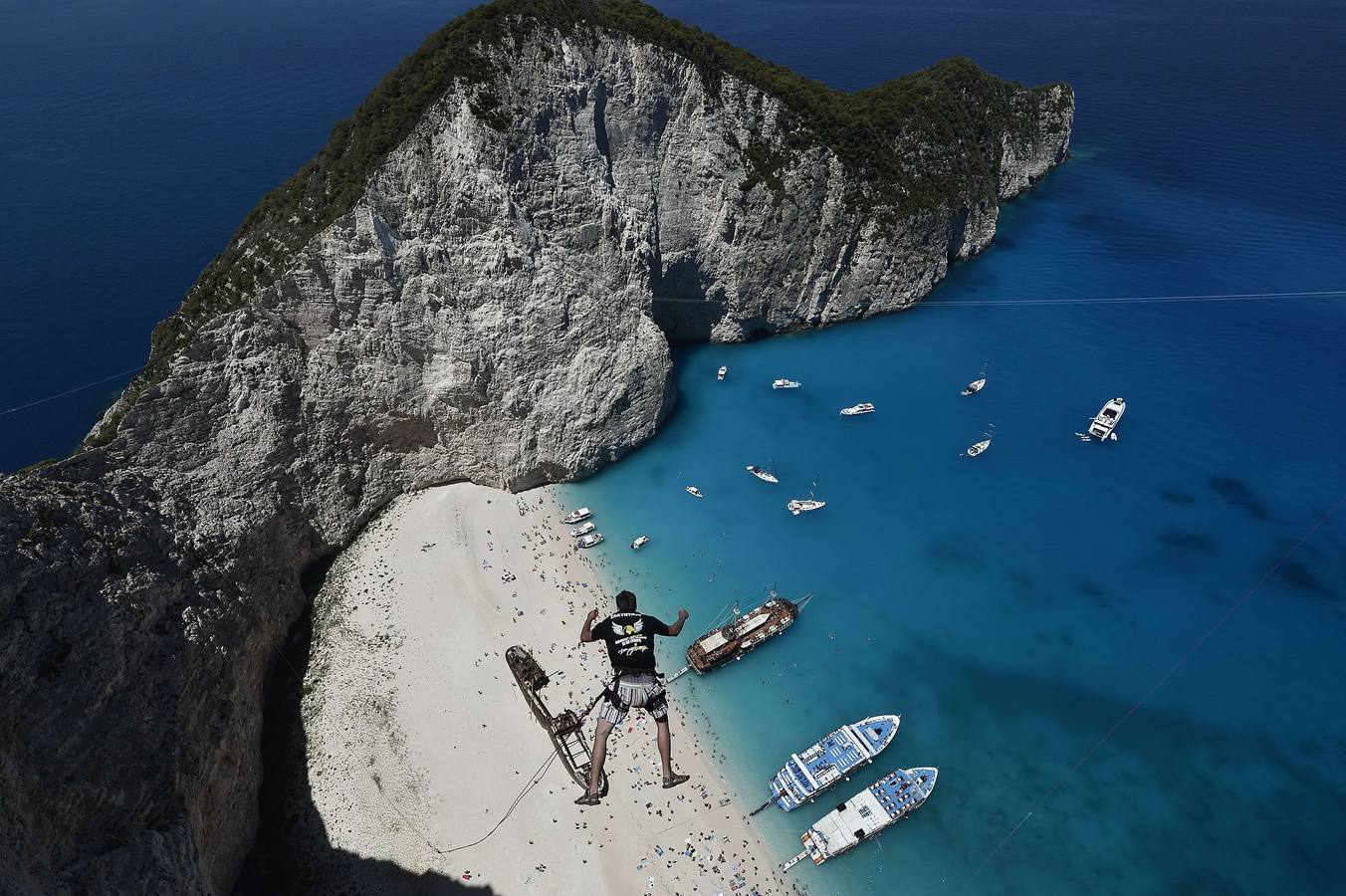 Lukas Michul, miembro del grupo 'Dream Walker' se lanza desde un punto elevado de la isla de Zakinthos, uno de los lugares turístico más famosos de Grecia.El objetivo del grupo es saltar desde 80 espectaculares lugares del mundo que incluyen espacios naturales como el Gran Cañón del Colorado, un complejo de cuevas en Croacia, un viaducto en Francia o un rascacielos en Las Vegas. AFP/Louisa Gouliamaki
