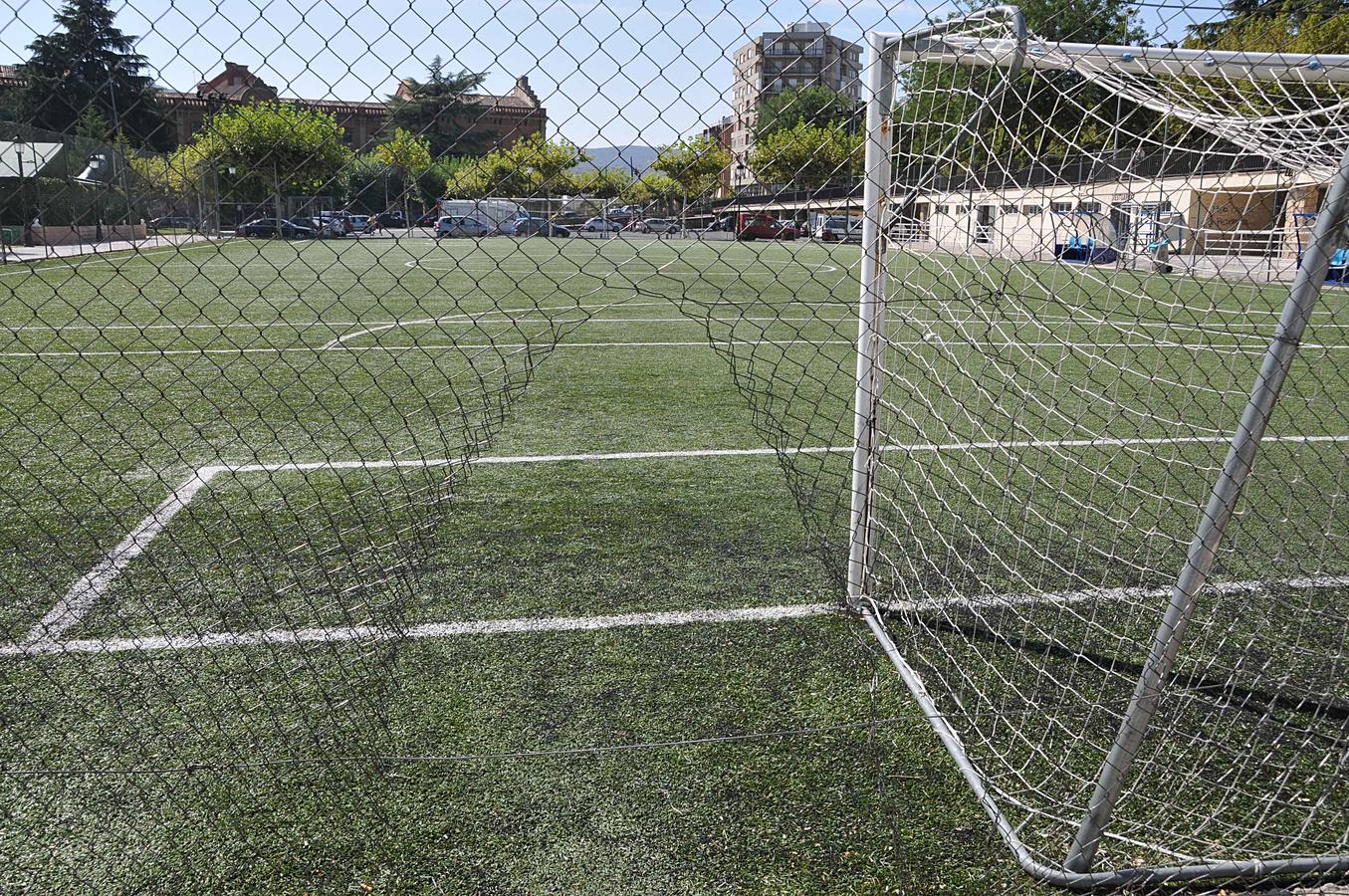 El vandalismo y la falta de cuidados deterioran el parque de la Coronación