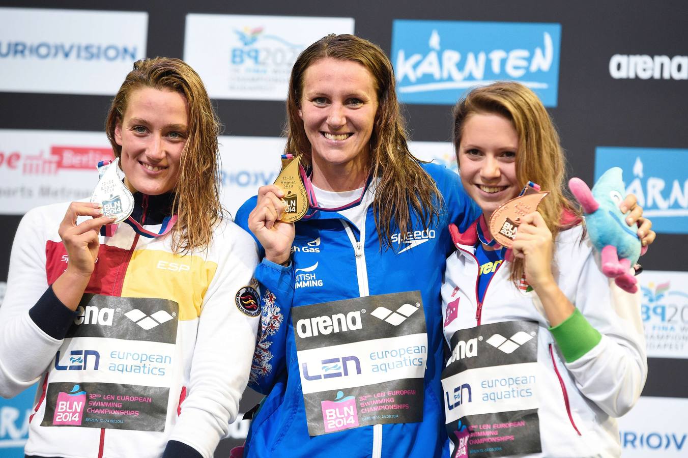 La británica Jazmin Carlin (c), Mireia Belmonte (i) y la húngara Boglarka Kapas, en el podio.
