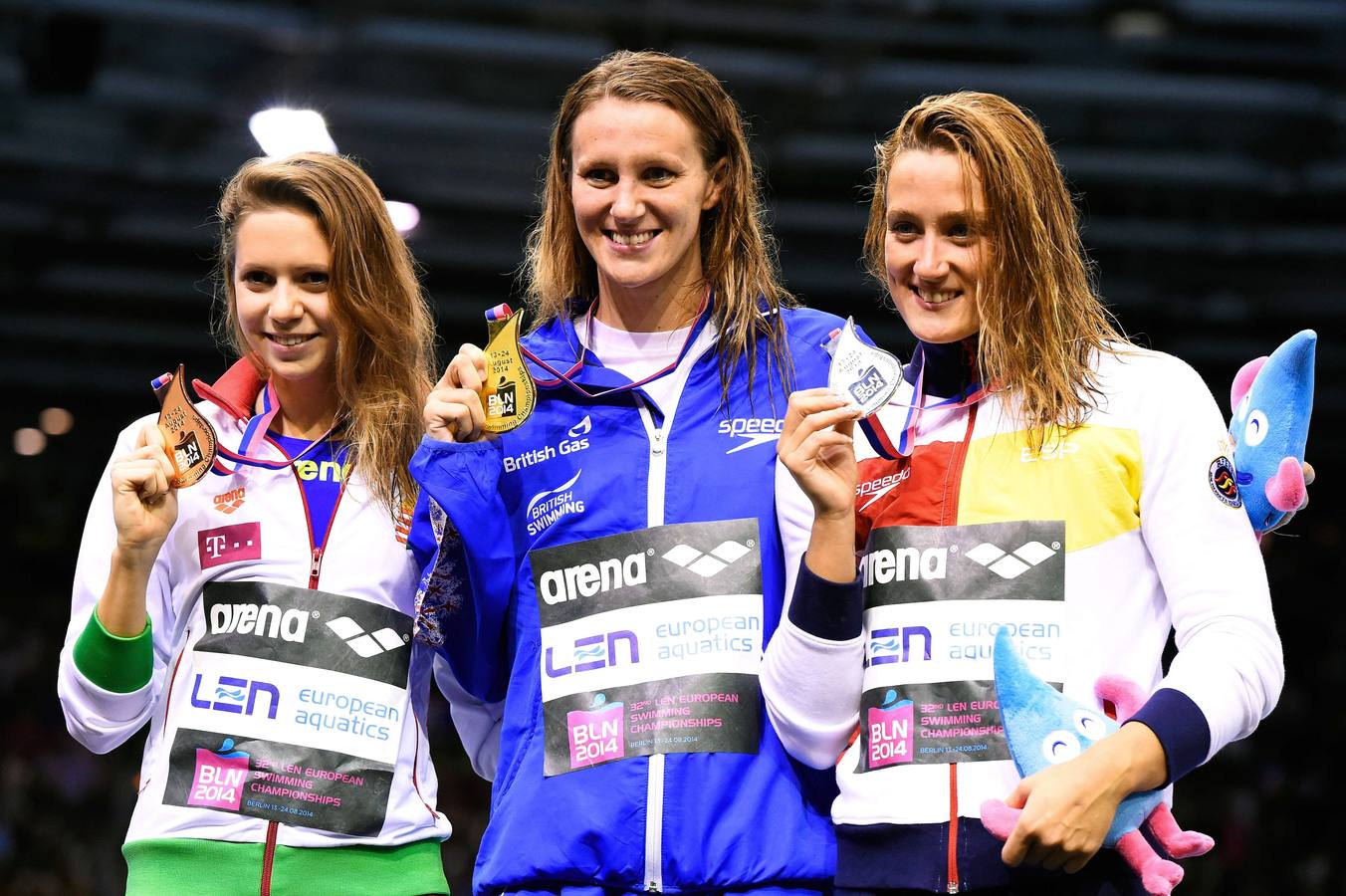 La británica Jazmin Carlin (c), Mireia Belmonte (d) y la húngara Boglarka Kapas lucen sus medallas.