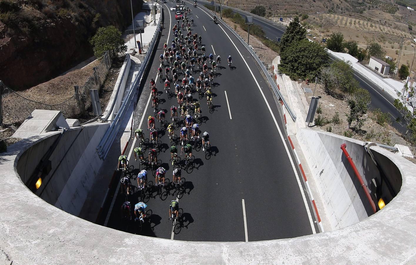 El pelotón rueda durante la sexta etapa de La Vuelta Ciclista