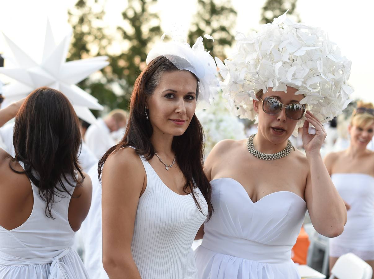 Lunes 25 de agosto: The Diner en Blanc' es único evento culinario viral del mundo. Celebra su 25 aniversario al aire libre y siempre un lugar histórico. Los invitados deben vestir de un elegante color blanco, llevar una cesta de picnic con comida, vajilla de porcelana y cubiertos, manteles blancos, mesas y sillas. En esta ocasión 'Battery Park City' ha acogido a unas 5.000 personas. Foto: AFP / TIMOTHY A. CLARY