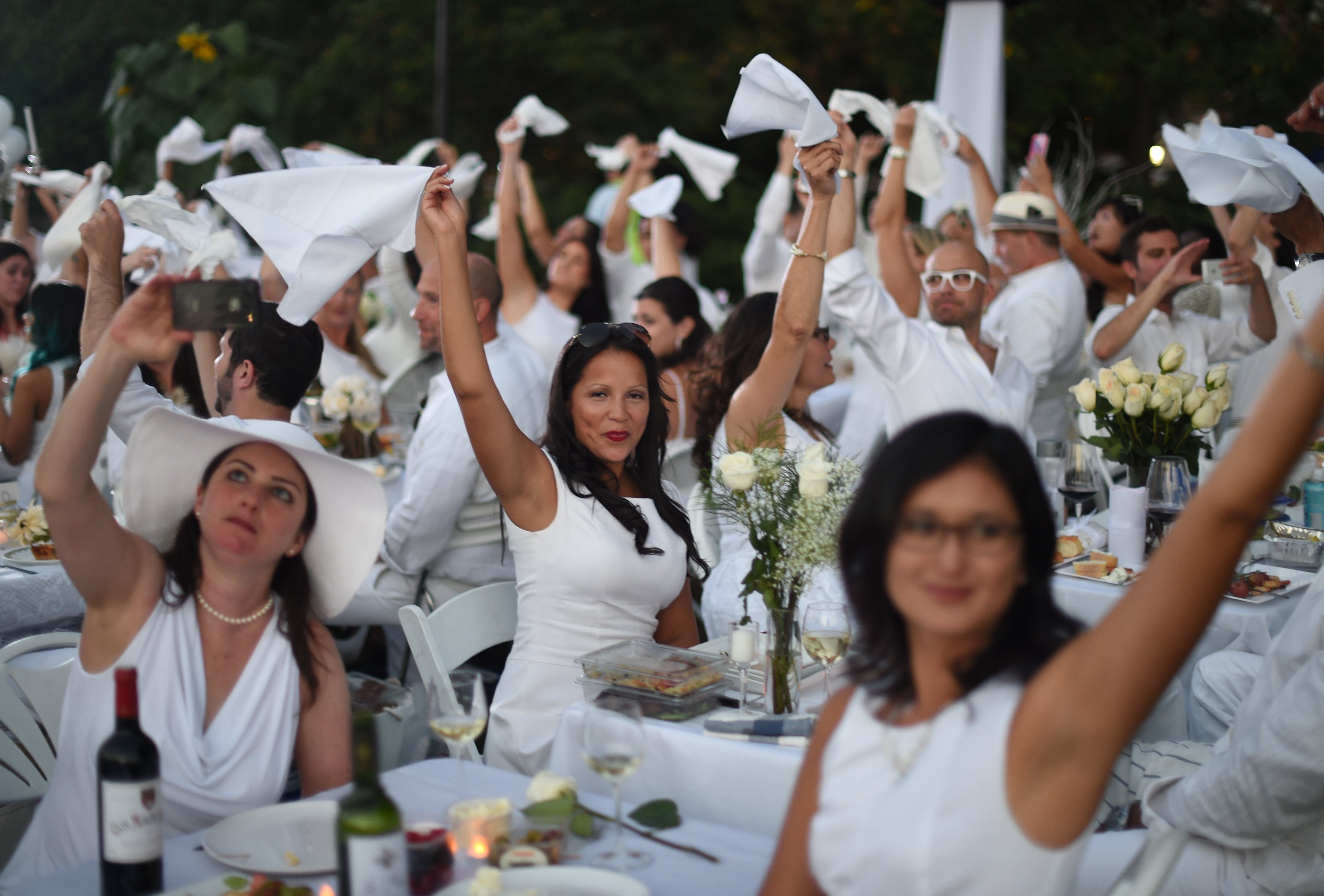 Lunes, 25 de agosto.  'The Diner en Blanc' es el único evento culinario viral del mundo. Celebra su 25 aniversario al aire libre y siempre en un lugar histórico. Los invitados deben vestir de un elegante color blanco, llevar una cesta de picnic con comida, vajilla de porcelana y cubiertos, manteles blancos, mesas y sillas. En esta ocasión 'Battery Park City' ha acogido a unas 5.000 personas. Fotos: Getty Images/AFP