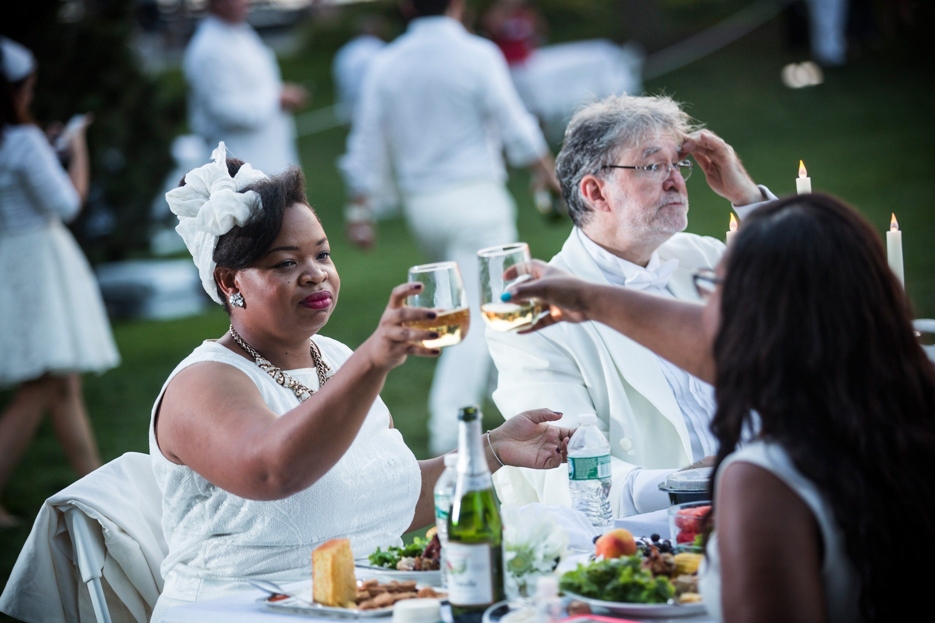 Lunes, 25 de agosto.  'The Diner en Blanc' es el único evento culinario viral del mundo. Celebra su 25 aniversario al aire libre y siempre en un lugar histórico. Los invitados deben vestir de un elegante color blanco, llevar una cesta de picnic con comida, vajilla de porcelana y cubiertos, manteles blancos, mesas y sillas. En esta ocasión 'Battery Park City' ha acogido a unas 5.000 personas. Fotos: Getty Images/AFP