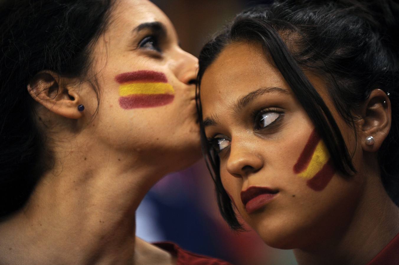 Sábado 30 de agosto:  Aficionadas en el partido de España contra Irán Foto: AFP PHOTO / JORGE GUERRERO