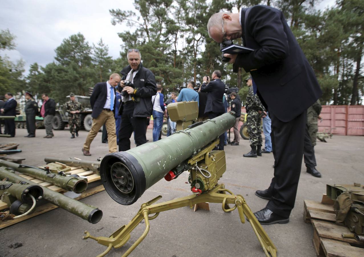 Viernes 29 de agosto: Observadores militares internacionales revisan el arsenal incautado a los separatistas prorrusos en el este de Ucrania, supuestamente de fabricación rusa. La OTAN exigió a Rusia que cese sus acciones militares ilegales en Ucrania, su apoyo a los separatistas prorrusos, y dé pasos “inmediatos y verificables” para rebajar las tensiones en la crisis ucraniana. Foto: EFE/Tatyana Zenkovich