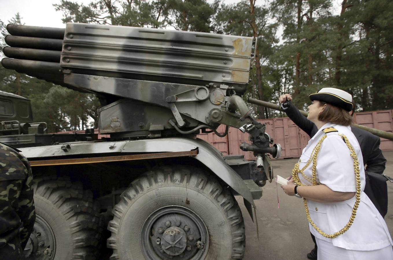 Viernes 29 de agosto: Observadores militares internacionales revisan el arsenal incautado a los separatistas prorrusos en el este de Ucrania, supuestamente de fabricación rusa. La OTAN exigió a Rusia que cese sus acciones militares ilegales en Ucrania, su apoyo a los separatistas prorrusos, y dé pasos “inmediatos y verificables” para rebajar las tensiones en la crisis ucraniana. Foto: EFE/Tatyana Zenkovich