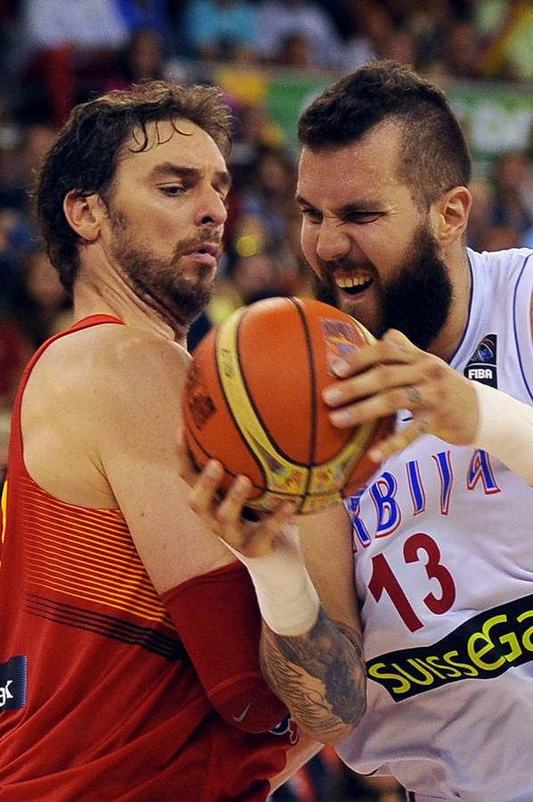 Raduljica trata de zafarse de Pau Gasol.