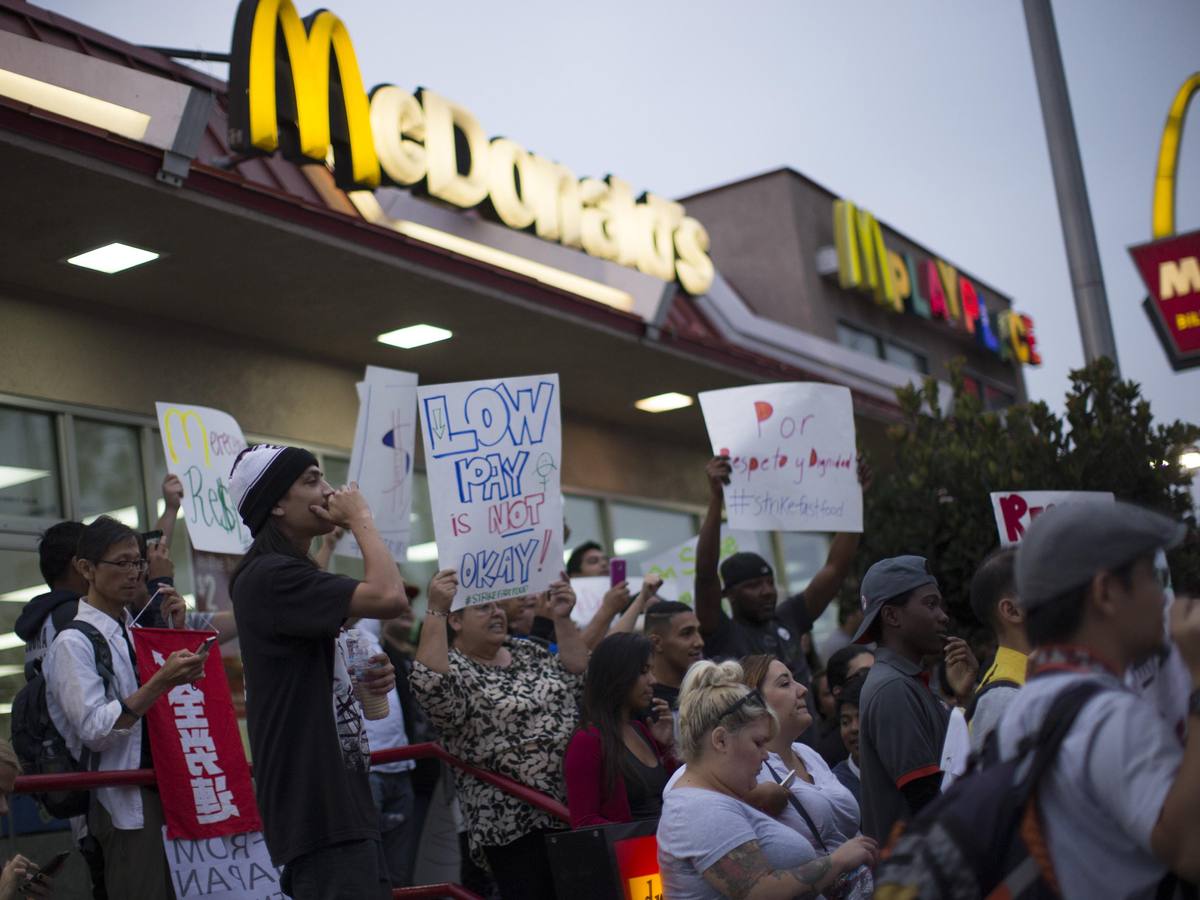 Jueves 4 de septiembre. Los trabajadores de McDonalds de 150 ciudades de Estados Unidos iniciaron manifestaciones y protestas en las que demandaron mejoras salariales. Sus intenciones son lograr un sueldo de 15 dólares por hora. La protesta incluyó una sentada en Times Square de Nueva York donde 19 manifestantes fueron detenidos por la policía. Fotos: REUTERS/Mario Anzuoni.