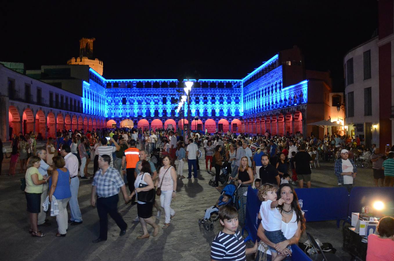 Sábado 6 de septiembre. Noche en Blanco en Badajoz. Miles de personas acudieron al espectáculo aéreo que inauguró la quinta edición de esta cita cultural en la capital pacense. Fotos: Casimiro Moreno