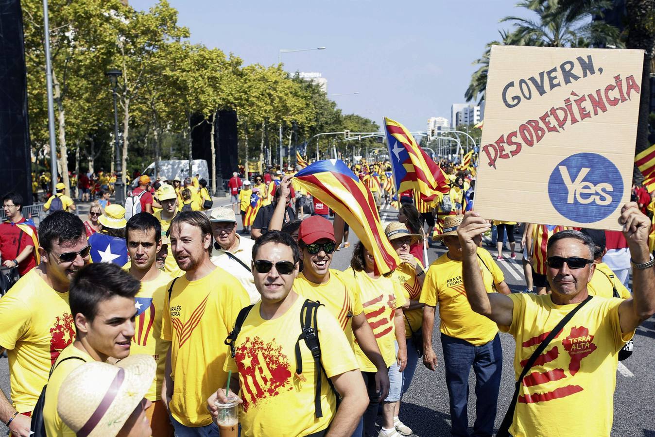 Jueves 11 de septiembre: Cientos de personas se concentran en la Plaza Pius XII de Barcelona, con motivo de la celebración de la Diada Nacional de Cataluña. Foto: EFE/Alejandro García