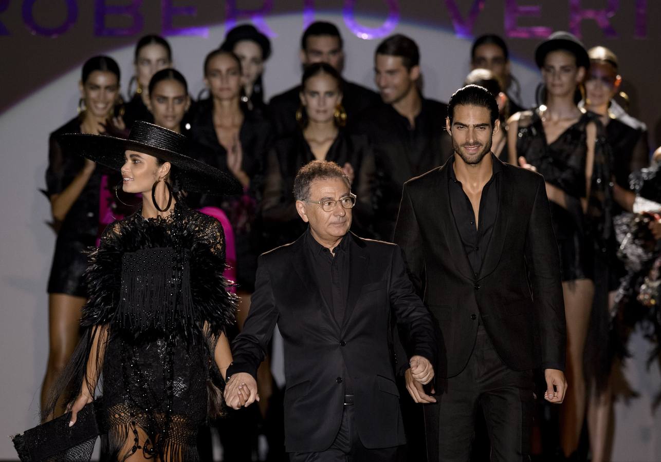 Roberto Verino (c.), rodeado de sus modelos, tras el desfile.