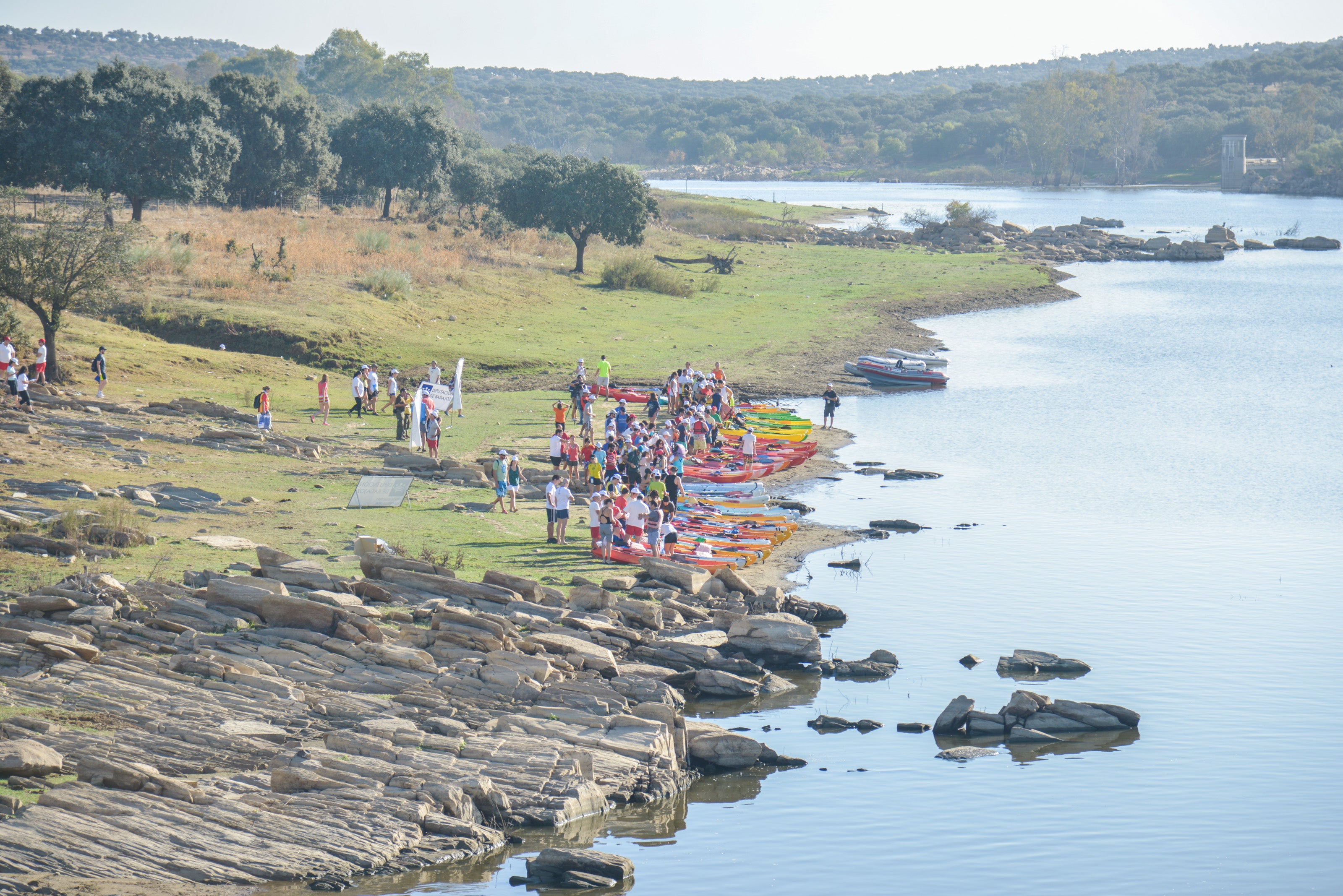 150 piragüistas participan en el III Descenso de Alqueva