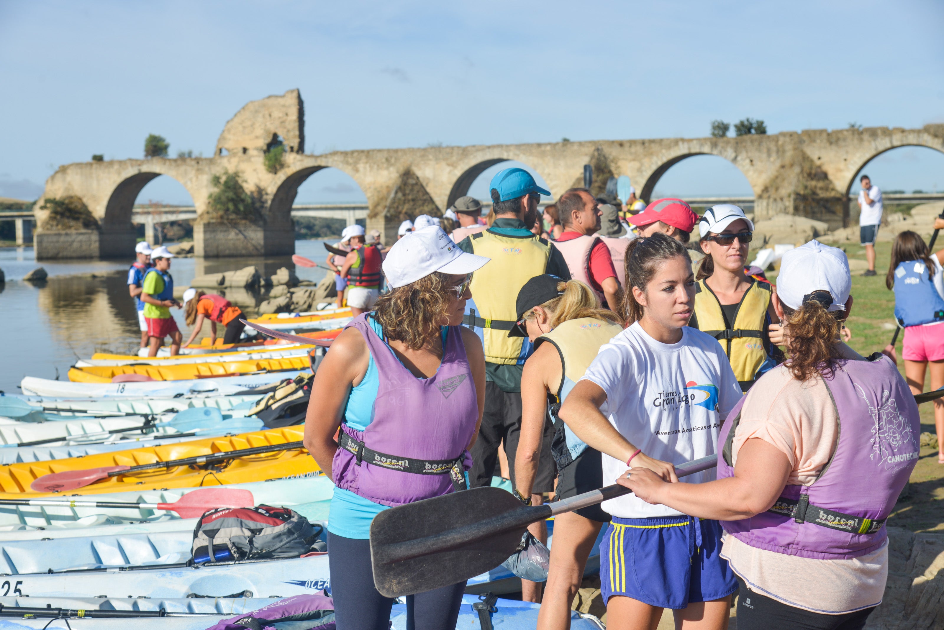 150 piragüistas participan en el III Descenso de Alqueva