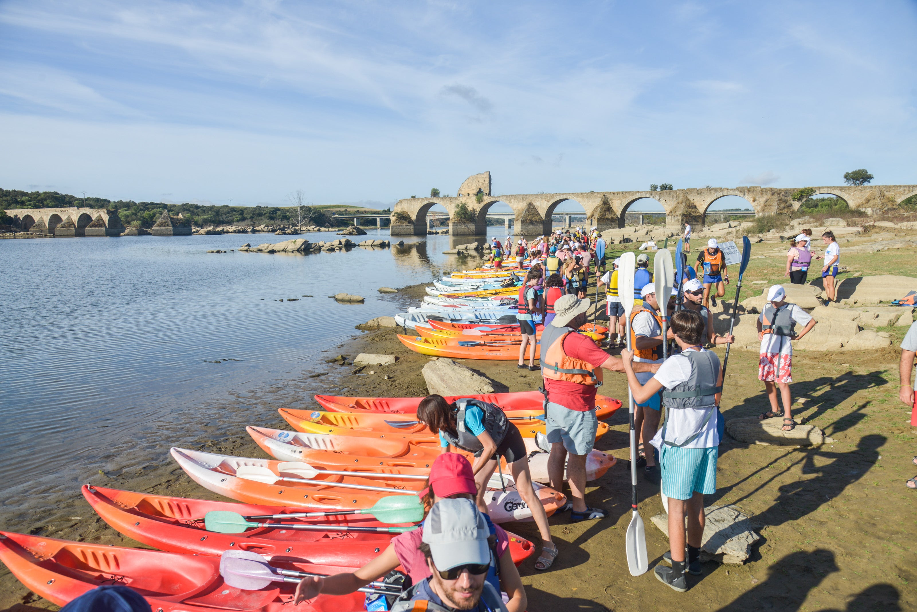 150 piragüistas participan en el III Descenso de Alqueva