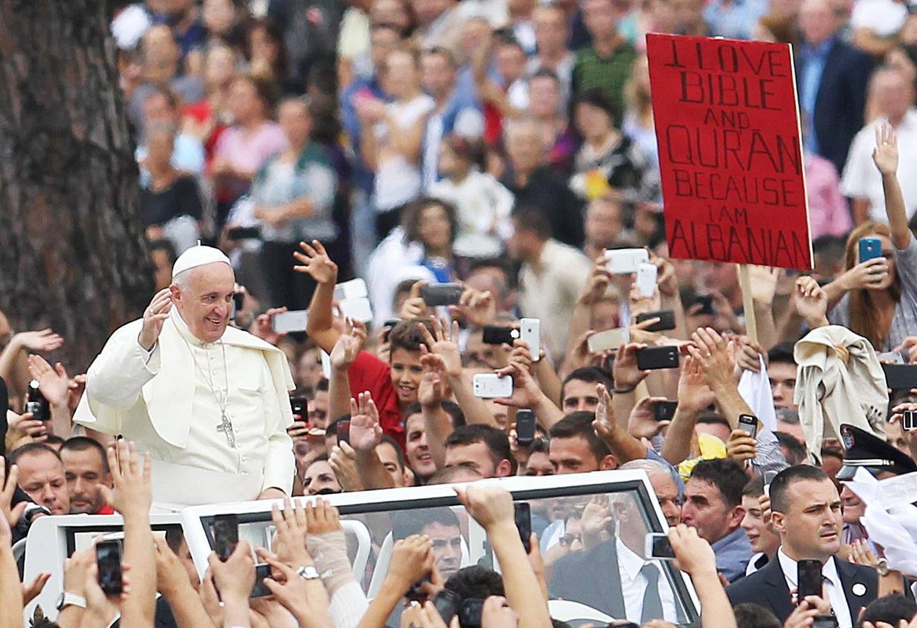 Domingo 21 de septiembre: Los creyentes participan en la Santa Misa, dirigido por el Papa Francis, en Tirana, Albania, 21 de septiembre de 2014 el Papa Francisco condenó extremistas islámicos para el uso de la religión para justificar el terrorismo, en un discurso ante decenas de miles de personas durante una visita de un día a Albania. Foto: EFE