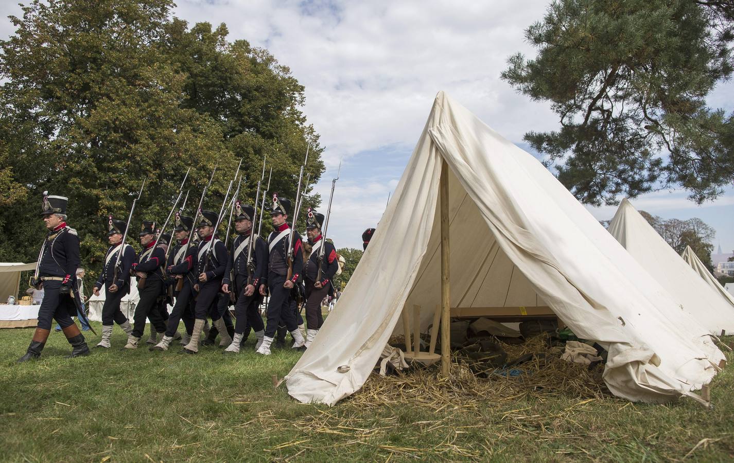 Sábado 20 de septiembre: El 'Imperial Jubilee' reúne a varios cientos de recreadores históricos sobre los terrenos del parque Bois-Preau y el Castillo de Malmaison, conocido como el último hogar de la esposa del emperador Napoleón Bonaparte, Josephine. Durante el transcurso de dos días, re-enactors participar en maniobras militares y desfiles. Foto: EFE/EPA/IAN LANGSDON