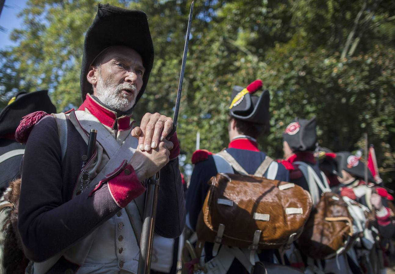 Sábado 20 de septiembre: El 'Imperial Jubilee' reúne a varios cientos de recreadores históricos sobre los terrenos del parque Bois-Preau y el Castillo de Malmaison, conocido como el último hogar de la esposa del emperador Napoleón Bonaparte, Josephine. Durante el transcurso de dos días, re-enactors participar en maniobras militares y desfiles. Foto: EFE/EPA/IAN LANGSDON