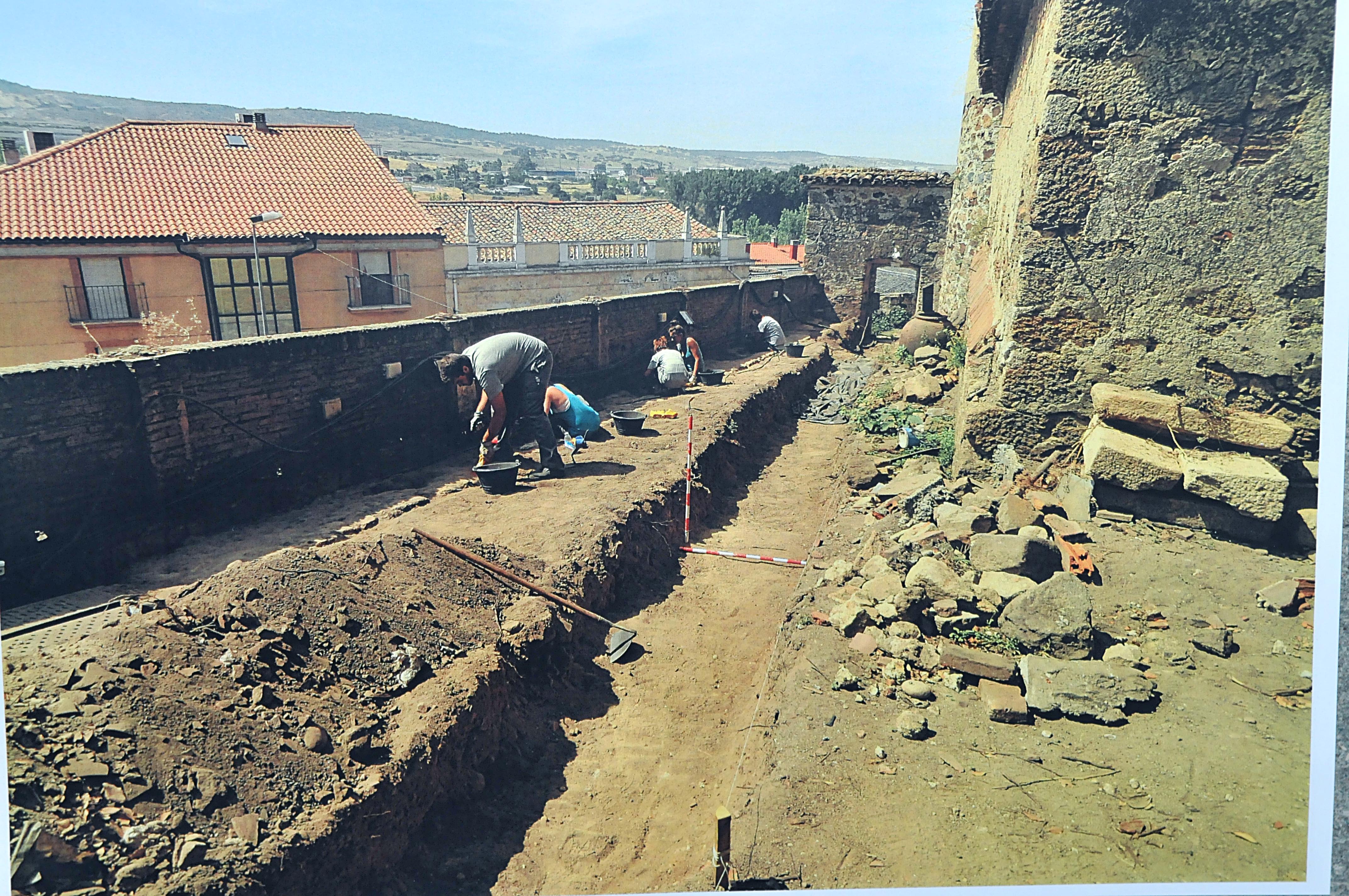 Los trabajos en la barbacana sacan  a la luz nuevos vestigios históricos